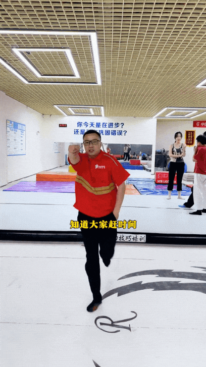 稚晖君机器人炸场：全球首秀“真男人必会的韦伯斯特空翻”
