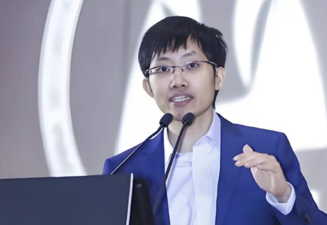 等不来DeepSeek-R2的246天：梁文锋的“三重困境”与“三重挑战”