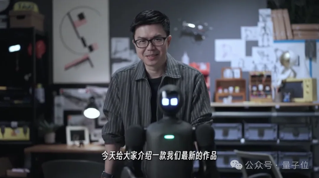 董事长稚晖君发布上纬新材首款机器人!能塞书包还能骑机器狗