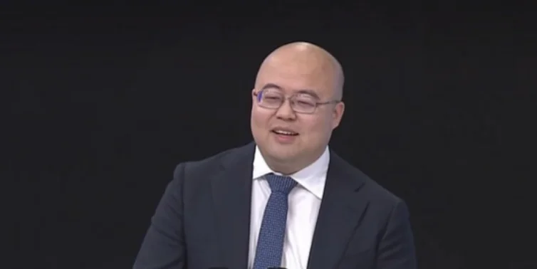 MiniMax创始人闫俊杰，河南小伙不贪财，26岁成博士，把实习生带成华为天才少年，32岁弃高薪创业，获黄仁勋赏识，阿里腾讯投资，IPO破纪录