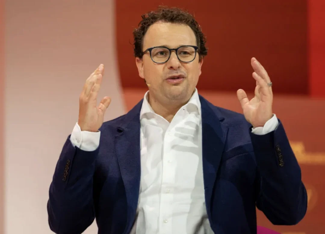 MiniMax创始人闫俊杰，河南小伙不贪财，26岁成博士，把实习生带成华为天才少年，32岁弃高薪创业，获黄仁勋赏识，阿里腾讯投资，IPO破纪录