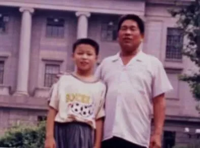 MiniMax创始人闫俊杰，河南小伙不贪财，26岁成博士，把实习生带成华为天才少年，32岁弃高薪创业，获黄仁勋赏识，阿里腾讯投资，IPO破纪录