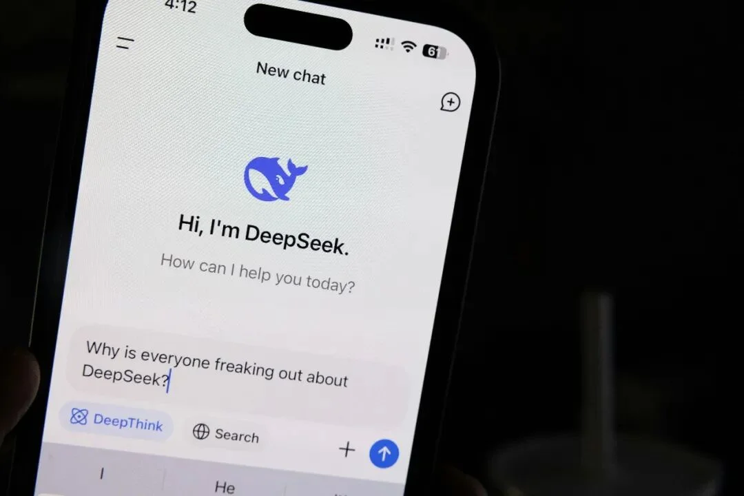 DeepSeek R1发布一年了，不卷功能、不融资、不着急，凭什么「硬控」硅谷