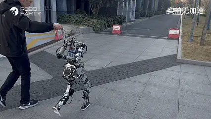 哈工大系闯出人形机器人黑马：成立不到一年，全栈开源3m/s原型机，小米商汤都投了