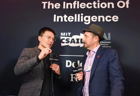 当世界在谈论AI替代人类时，松鼠Ai在达沃斯带回了什么答案？