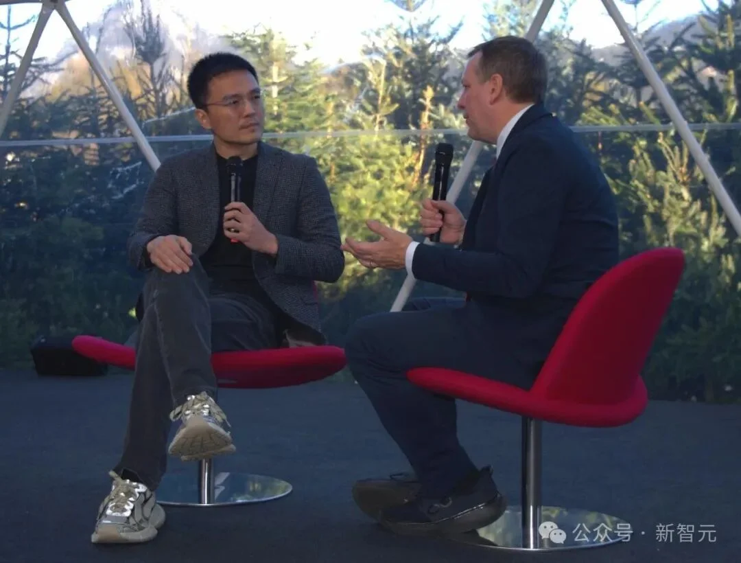 当世界在谈论AI替代人类时，松鼠Ai在达沃斯带回了什么答案？