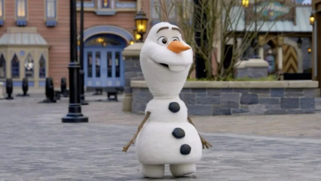 迪士尼真把雪宝造出来了！AI 让它学会用两个雪球走路，今年就能在乐园摸到