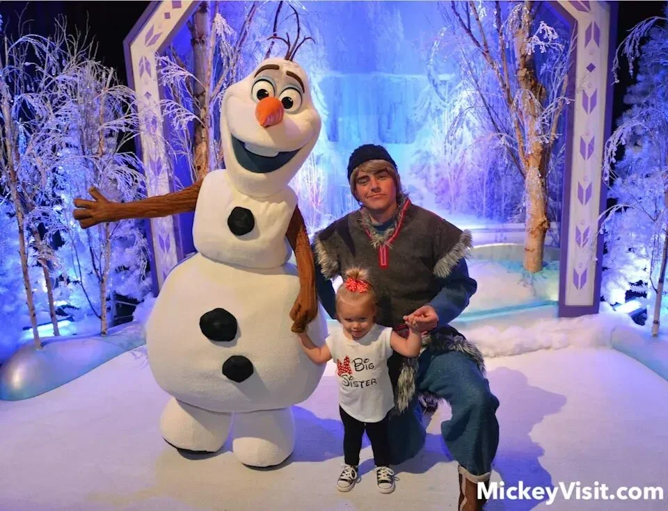 迪士尼真把雪宝造出来了！AI 让它学会用两个雪球走路，今年就能在乐园摸到