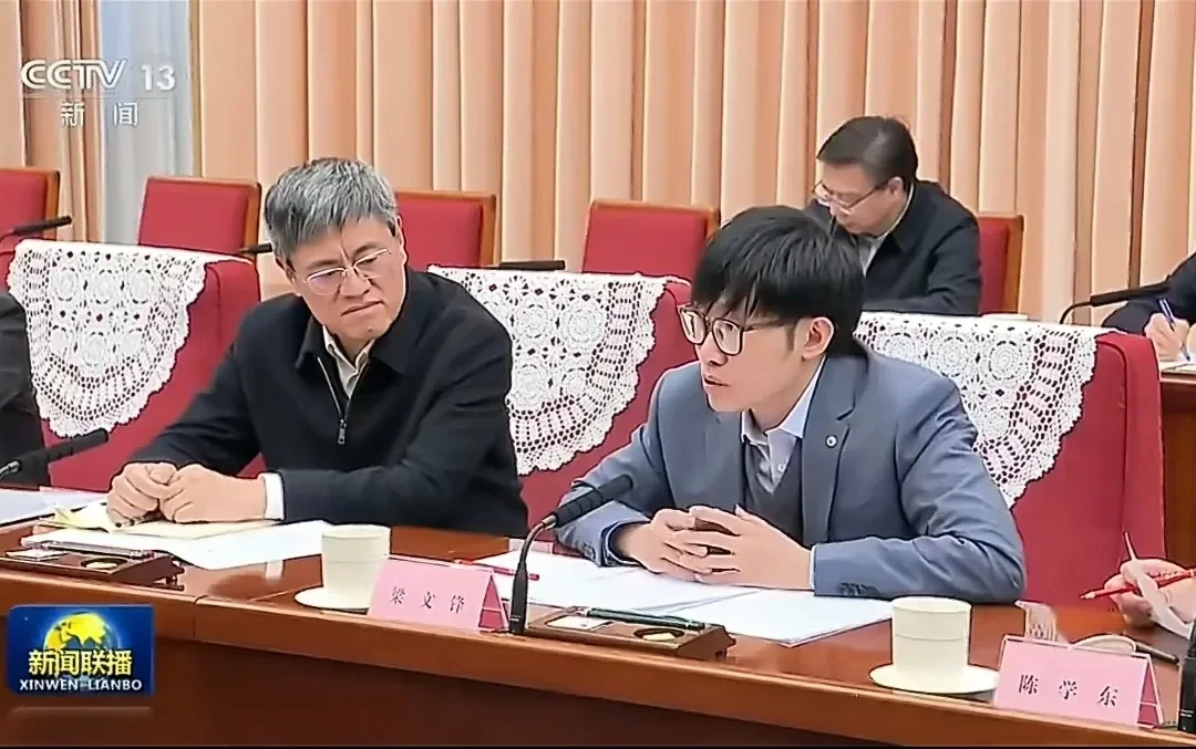 套壳、断头和热舞,AI在这一年的动人瞬间