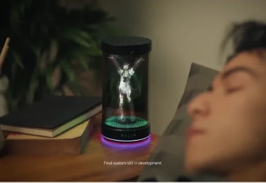 没错，马斯克的二次元「女友」被雷蛇装到外设里了