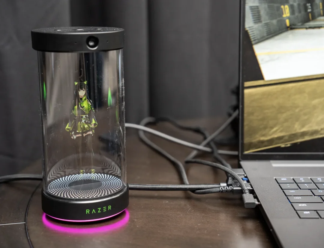 没错，马斯克的二次元「女友」被雷蛇装到外设里了