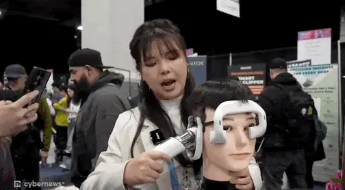 会飞的宠物、能通话的狗绳？直击CES 2026上最「不务正业」的AI发明