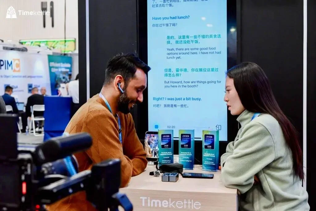 我用上了央视同款的 AI 同传耳机，发现它比「翻译」强多了｜CES 2026