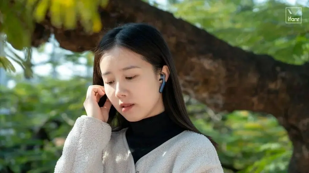 我用上了央视同款的 AI 同传耳机，发现它比「翻译」强多了｜CES 2026