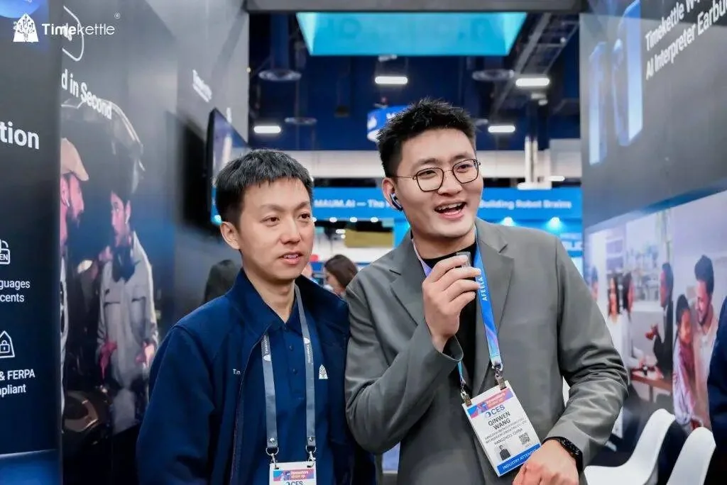 我用上了央视同款的 AI 同传耳机，发现它比「翻译」强多了｜CES 2026