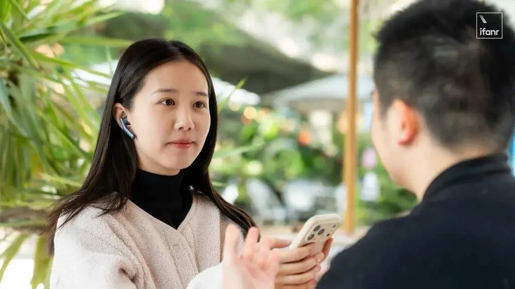 我用上了央视同款的 AI 同传耳机，发现它比「翻译」强多了｜CES 2026