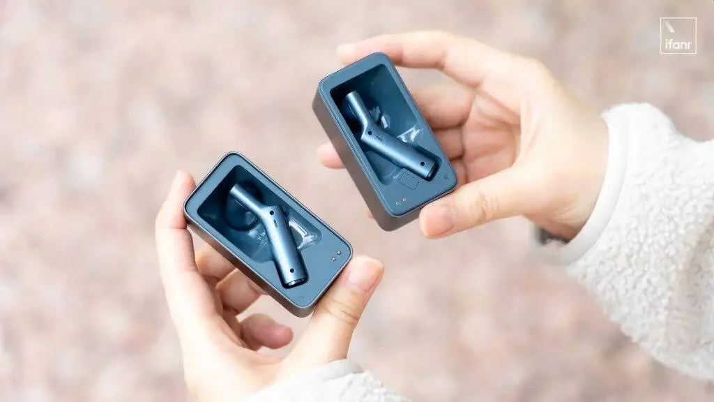 我用上了央视同款的 AI 同传耳机，发现它比「翻译」强多了｜CES 2026