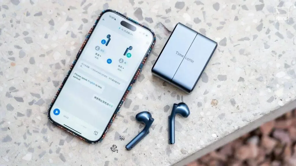 我用上了央视同款的 AI 同传耳机，发现它比「翻译」强多了｜CES 2026
