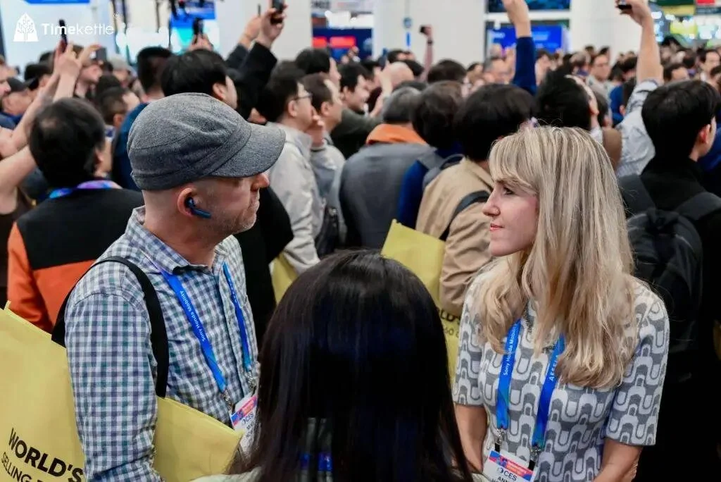 我用上了央视同款的 AI 同传耳机，发现它比「翻译」强多了｜CES 2026