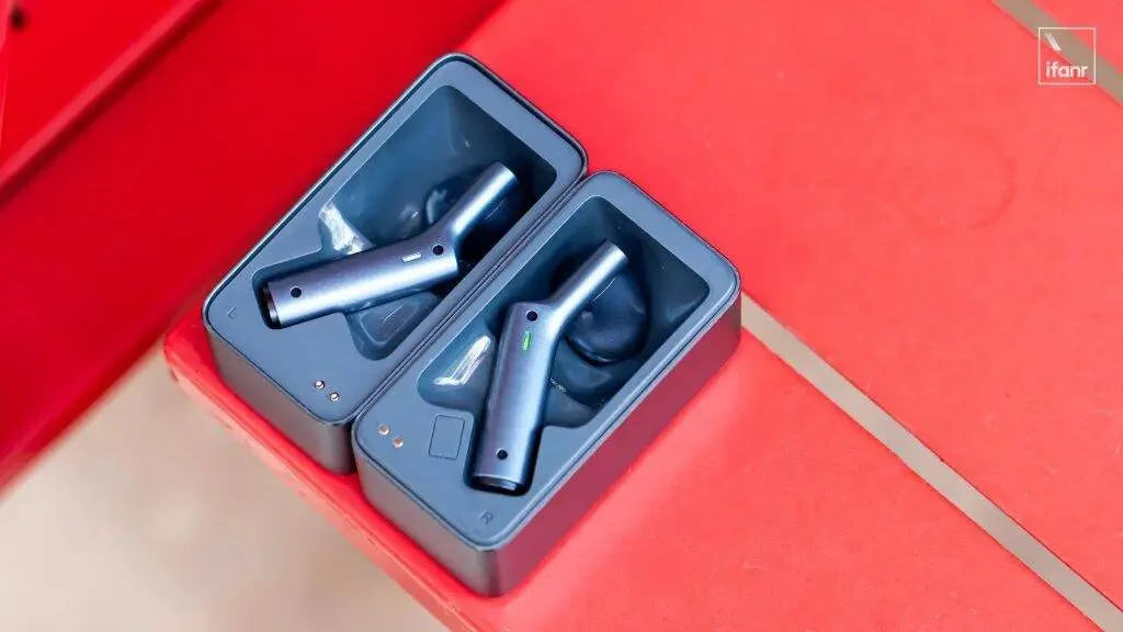 我用上了央视同款的 AI 同传耳机，发现它比「翻译」强多了｜CES 2026