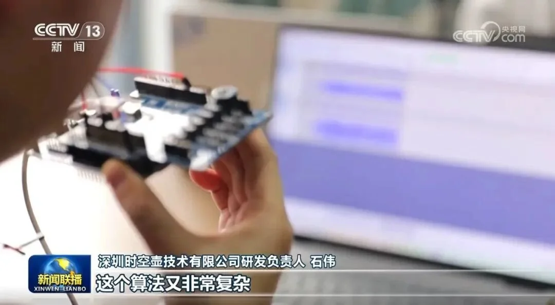 我用上了央视同款的 AI 同传耳机，发现它比「翻译」强多了｜CES 2026