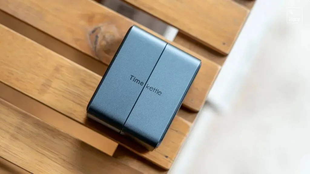 我用上了央视同款的 AI 同传耳机，发现它比「翻译」强多了｜CES 2026