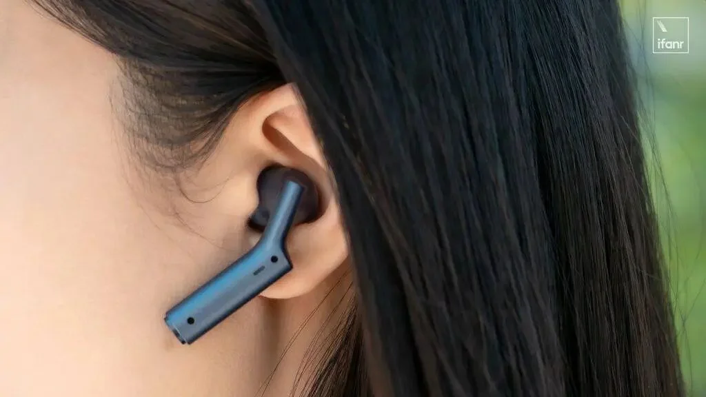 我用上了央视同款的 AI 同传耳机，发现它比「翻译」强多了｜CES 2026