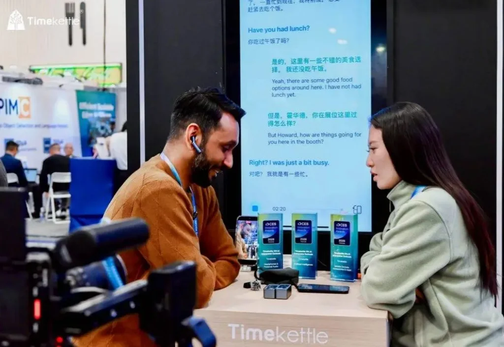 我用上了央视同款的 AI 同传耳机，发现它比「翻译」强多了｜CES 2026