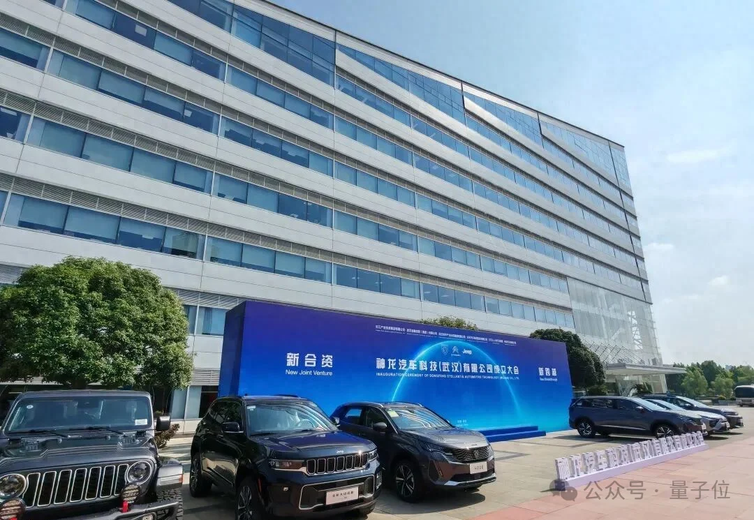 国产世界模型首次出海上路！Momenta直接让百亿公里老司机开上欧洲街头