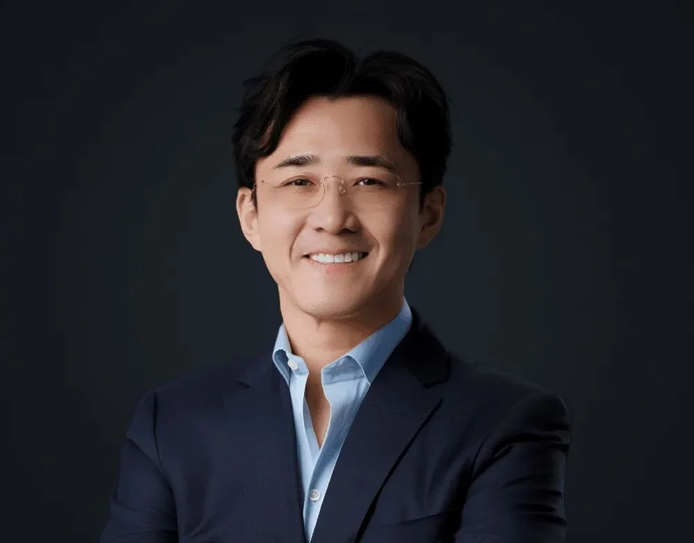 被黄仁勋看中，曾辍学挖矿的他，拿下3000亿AI算力大单，把公司估值做到2300亿