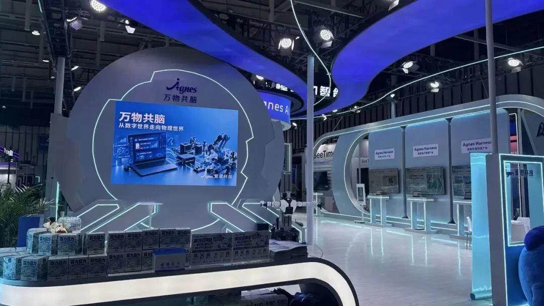一句话指挥机器人组团打工，还能越干越聪明?这波物理AI有点夯