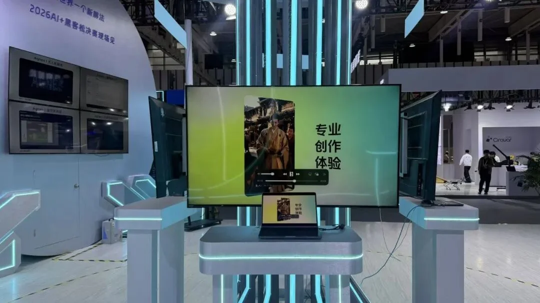 一句话指挥机器人组团打工，还能越干越聪明?这波物理AI有点夯