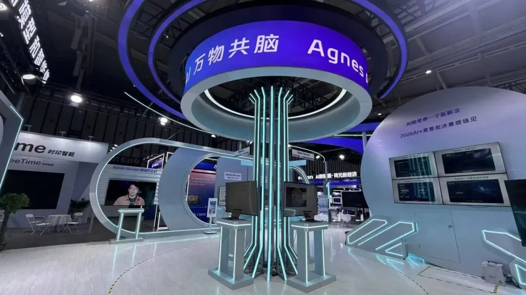 一句话指挥机器人组团打工，还能越干越聪明?这波物理AI有点夯