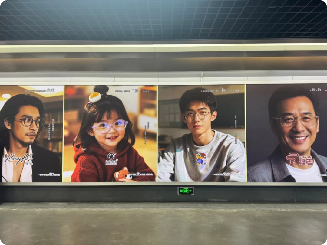 地铁里的 AI 伪人广告，正在集体霸凌人类