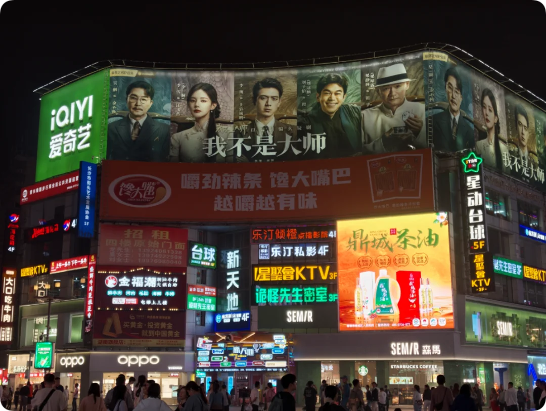 地铁里的 AI 伪人广告，正在集体霸凌人类