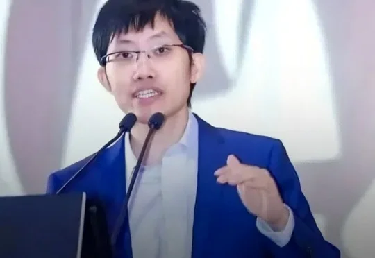 刚刚，梁文锋千亿融资细节曝光：近30家机构，腾讯宁王领跑，国资占比27%