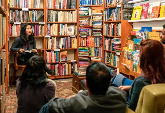 她用AI一年上架200本小说，那个叫“作者”的身份死于2026