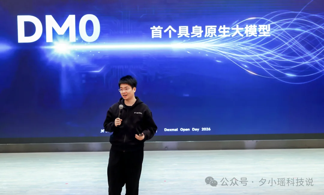 原力灵机三箭齐发！2.4B模型登顶，开启2026「具身原生」元年