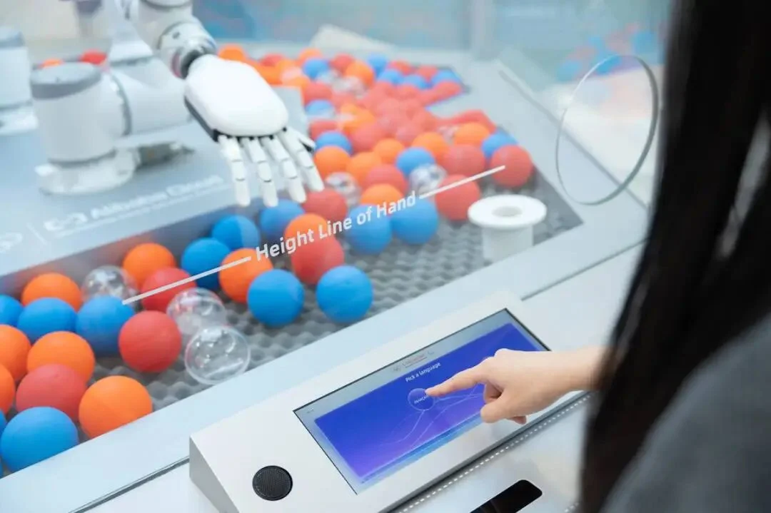 赛前必「摸福」？阿里云这个 AI 装置成了运动员的「冬奥许愿池」