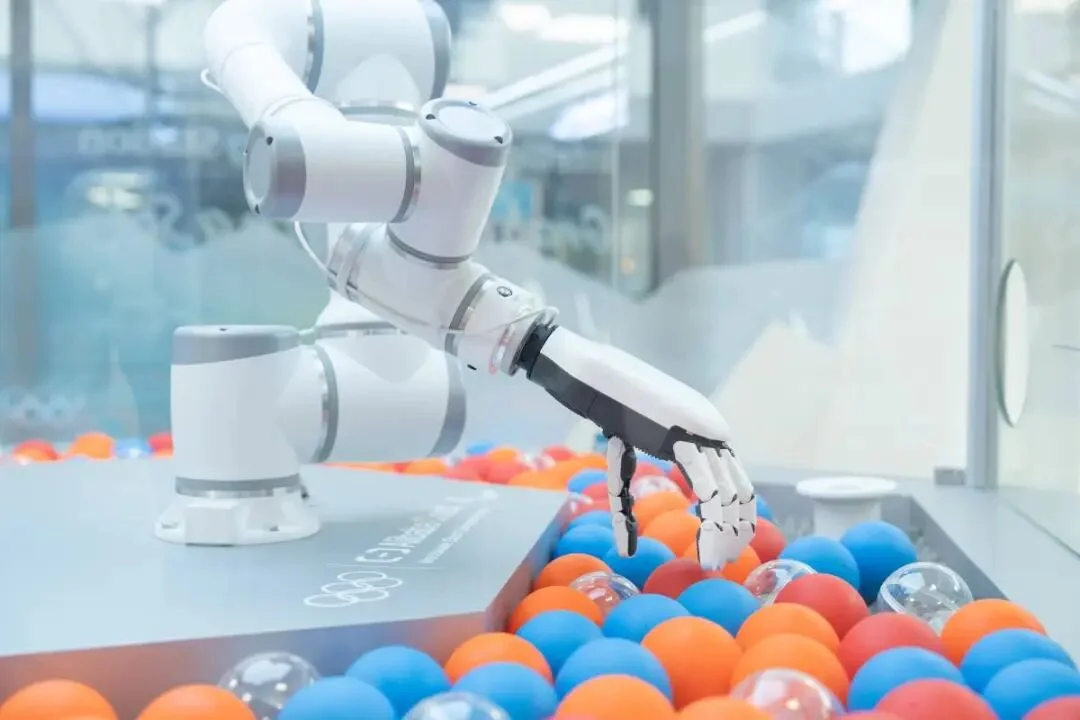 赛前必「摸福」？阿里云这个 AI 装置成了运动员的「冬奥许愿池」