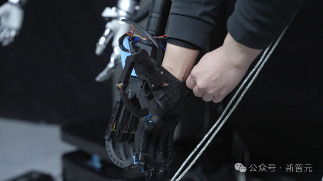 一副手套，干翻硅谷炫技派！中国队杀入战场，狂卷100万小时数据