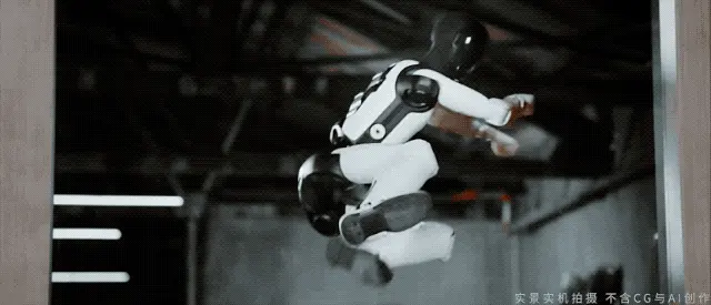 稚晖君最新机器人「凌空飞踢」震撼全网！智元远征 A3：我要一个打十个