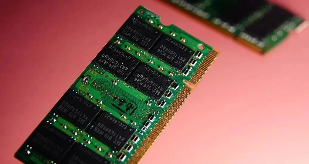 英伟达的 AI 芯片，被卖马桶和织布的「卡」了脖子