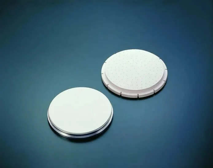 英伟达的 AI 芯片，被卖马桶和织布的「卡」了脖子