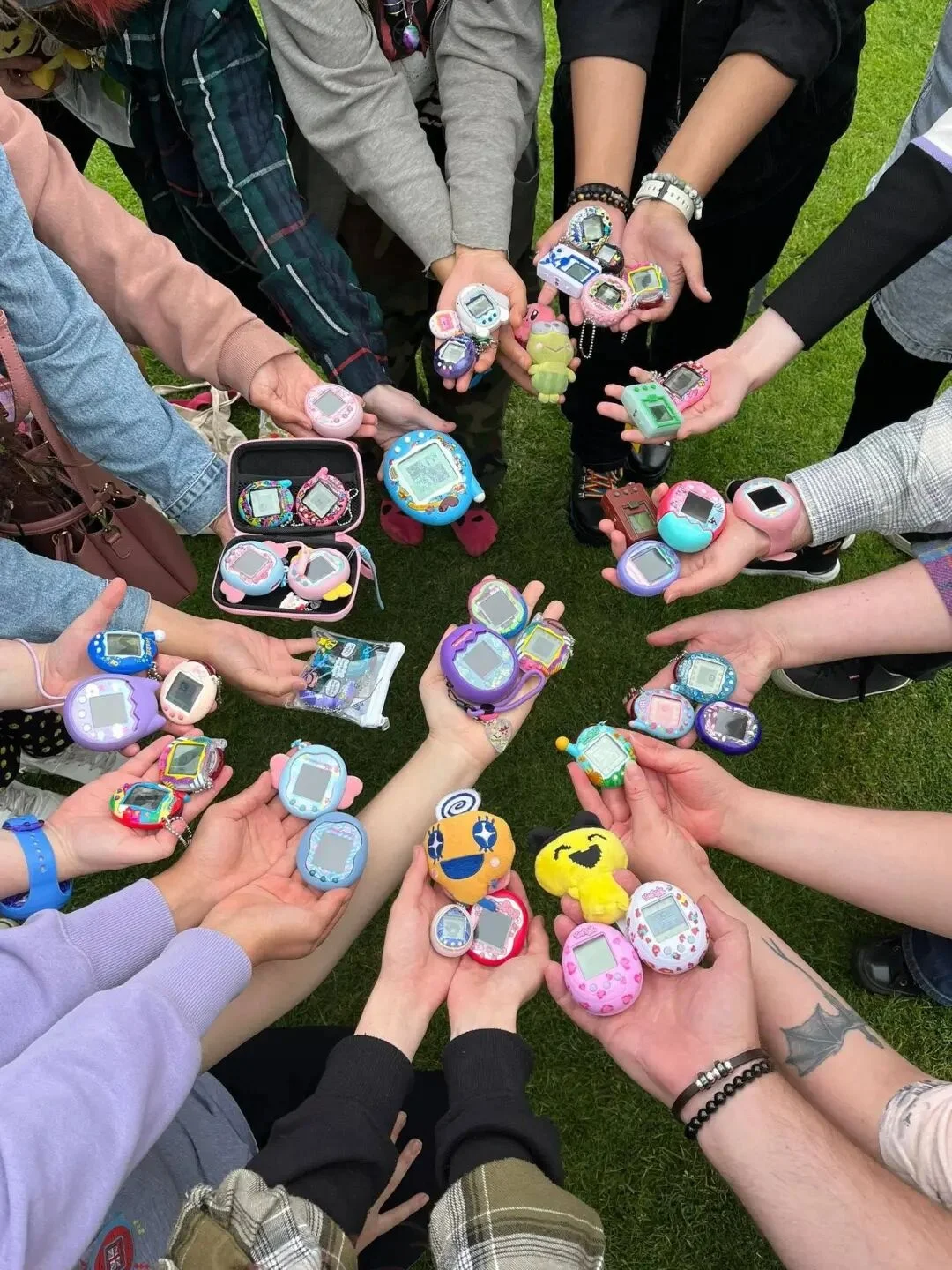 几天手搓的Claude Code拓麻歌子火了:成本几乎为0,一句话做硬件时代来了