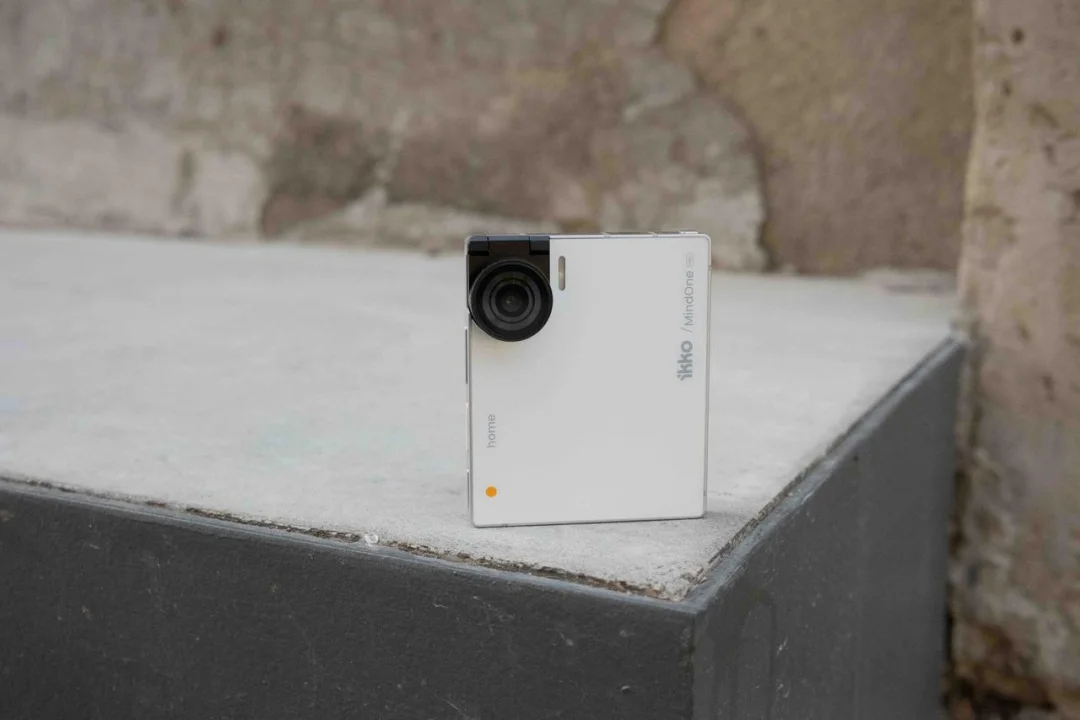 售价 3000 的「方块手机」，治好了我的 AI 硬件焦虑