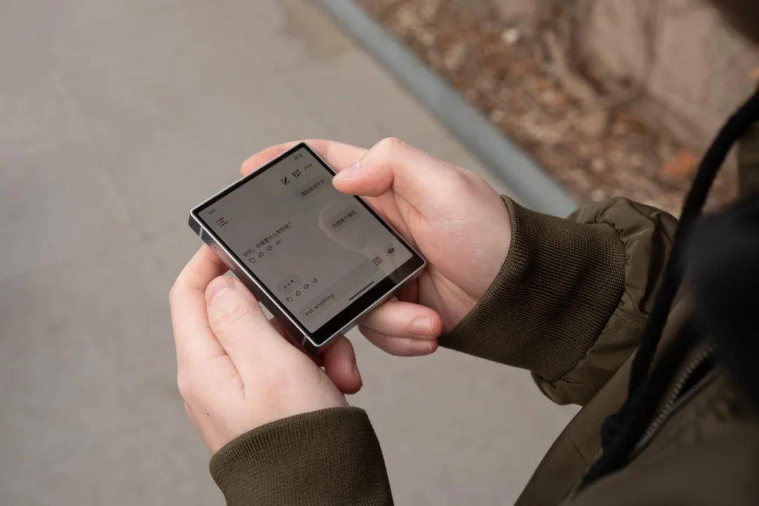 售价 3000 的「方块手机」，治好了我的 AI 硬件焦虑