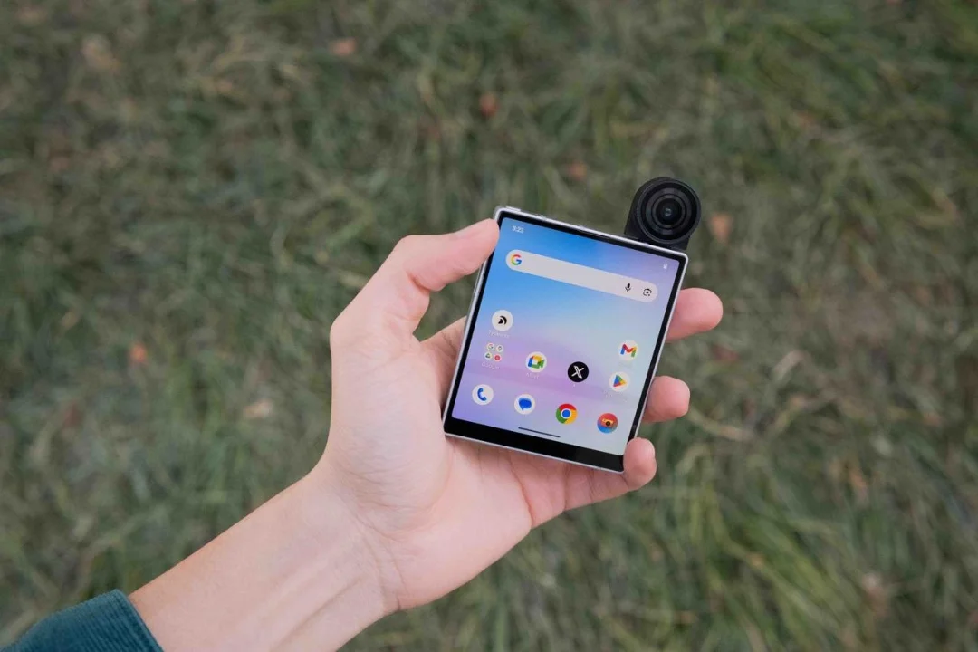 售价 3000 的「方块手机」，治好了我的 AI 硬件焦虑