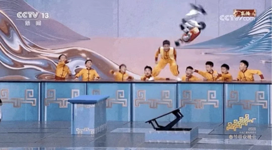 春晚机器人炸翻外网！老外逐帧研究真假：直呼 amazing