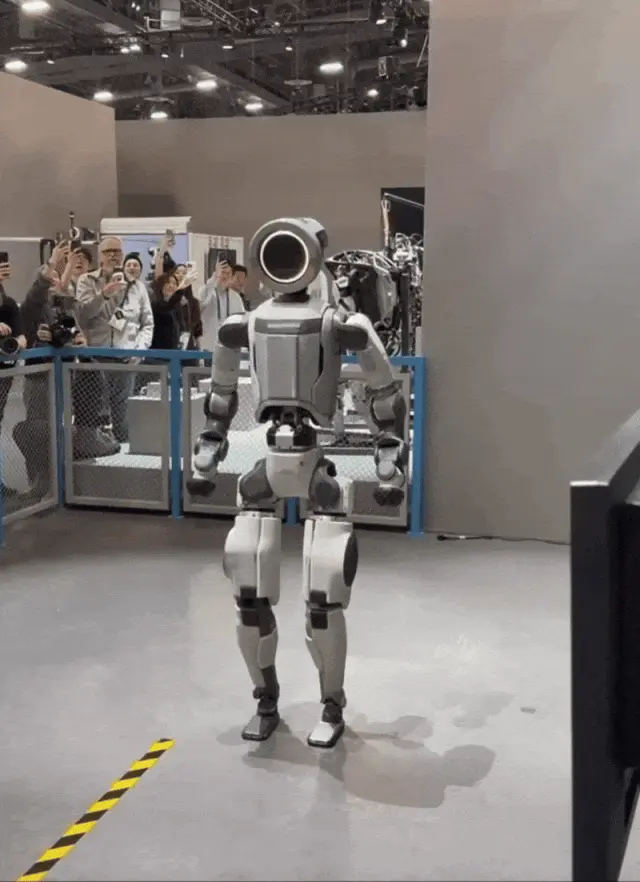 春晚机器人炸翻外网！老外逐帧研究真假：直呼 amazing